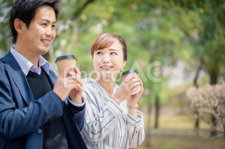 カジュアルビジネスの会社員 カップル,夫婦,デートの写真素材