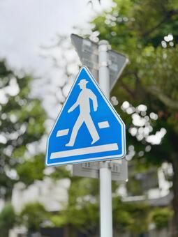 横断歩道標識（歩行者）曇りの日　縦構図 交通看板,横断歩道,道路標識の写真素材