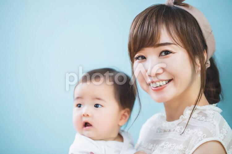 赤ちゃんを抱っこする笑顔の若いママ 赤ちゃん,赤ん坊,ママの写真素材