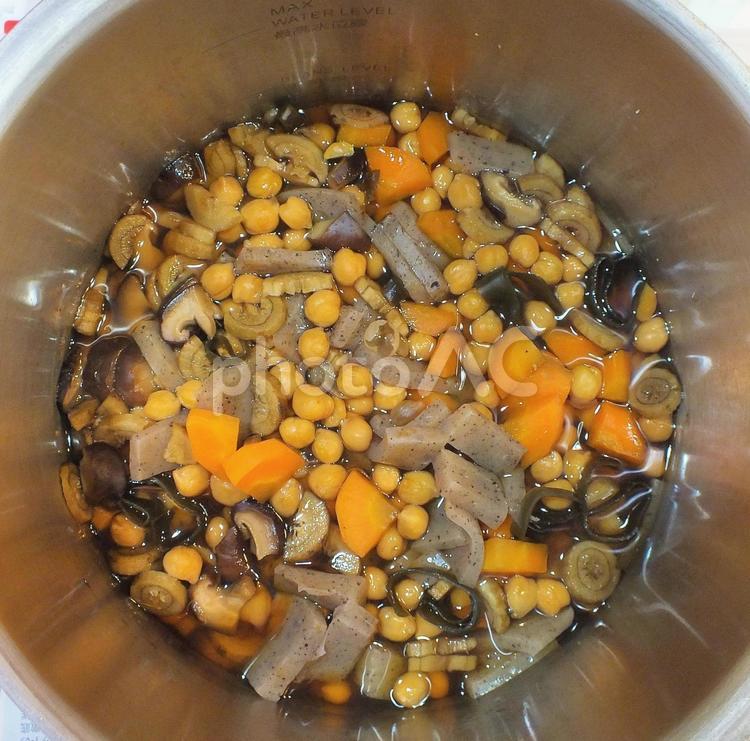 鍋の中の出来立て煮豆 煮豆,豆料理,煮物の写真素材