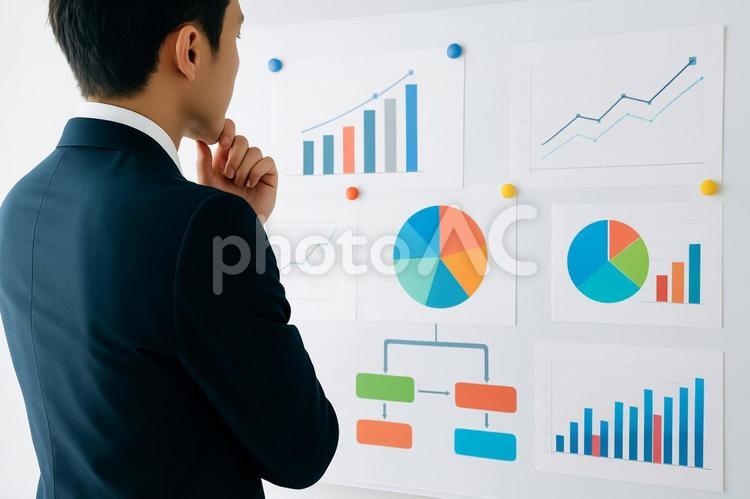 静かに佇むビジネスマンの後ろ姿 ビジネス,ビジネスマン,サラリーマンの写真素材