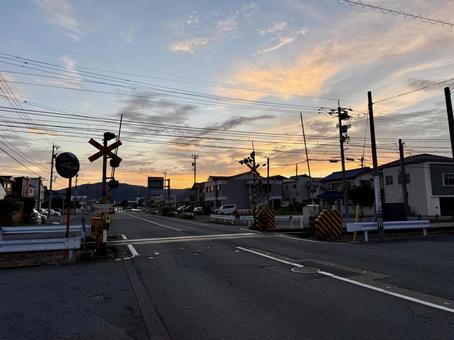福井郊外の路面電車の踏切 夕方 福井郊外の路面電車の踏切 夕方の写真