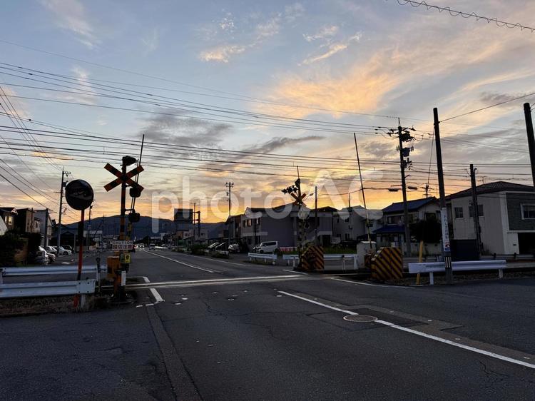 福井郊外の路面電車の踏切　夕方 踏切,郊外,線路の写真素材