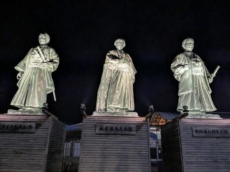 夜の土佐三志士像 夜の土佐三志士像 土佐三志士,土佐三志士像,坂本龍馬の写真素材