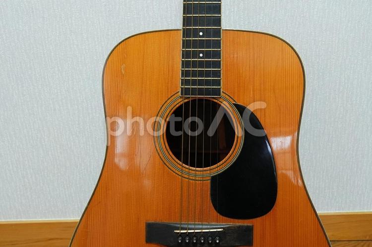 アコースティックギター　愛用の楽器 アコースティックギター,弦楽器,ギターの写真素材