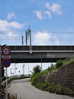 青空と高架橋、郊外の道 高架橋,道路,坂道の写真素材
