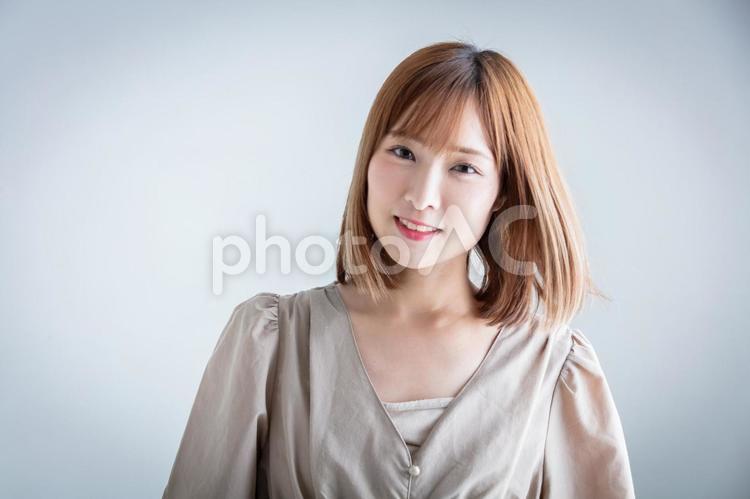 カメラ目線で笑顔の女性　smiling  女性,笑顔,カメラ目線の写真素材