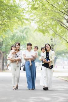 ママ友 母親 育児 ママ友 母親 育児 ママ友,公園,女性の写真素材