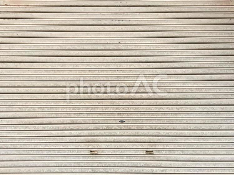 住宅の古いアルミのシャッター壁 シャッター,アルミ,鉄の写真素材