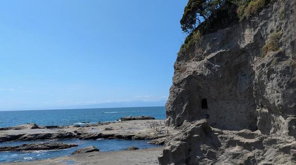 江ノ島の岩場と崖 江ノ島の岩場と崖 江の島,江ノ島,岩場の写真素材
