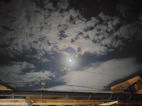 月 月,夜空,町の風景の写真素材