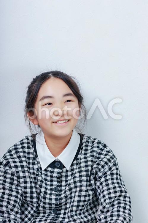 笑顔が素敵な女の子｜縦構図 笑顔,女性,小学生の写真素材