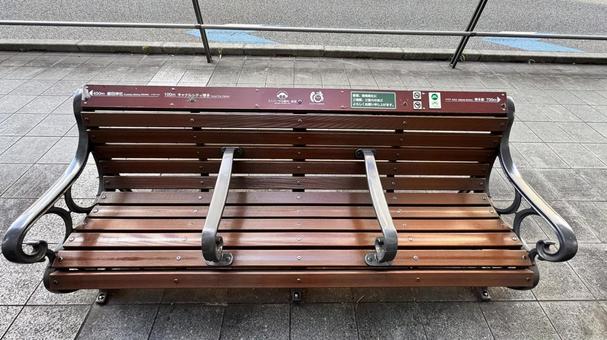 福岡市内の道にあるベンチ 福岡市内の道にあるベンチの写真