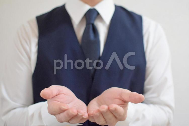 両手を出すビジネスマン① ビジネスマン,会社員,男性の写真素材