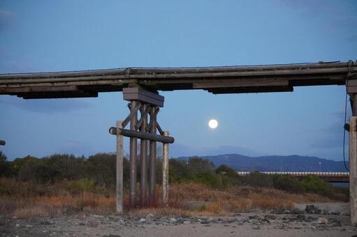 流れ橋と満月 風景,kyoto,流れ橋の写真素材