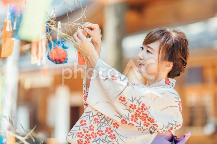 七夕の短冊を飾る女性 七夕,短冊,七夕飾りの写真素材