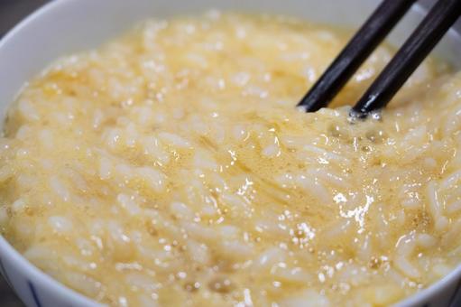 卵かけご飯 卵かけご飯,生卵,醤油の写真素材