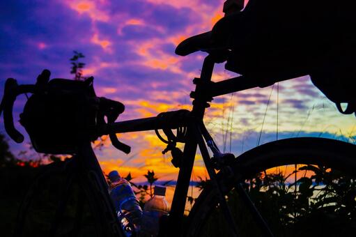 夕空と自転車影 自転車,ロードバイク,シルエットの写真素材