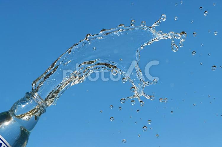 空に弧を描くラムネの水しぶき ラムネ,ボトル,水しぶきの写真素材
