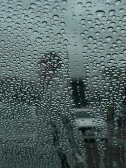 雨粒 雨粒 雨粒,ガラス窓,暗いの写真素材