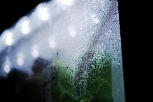 <素材>雨の日の自動販売機の風景 <素材>雨の日の自動販売機の風景 自動販売機,自販機,飲料の写真素材
