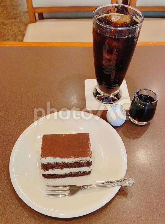 喫茶店のティラミスとアイスコーヒー2 ティラミス,ケーキ,アイスコーヒーの写真素材