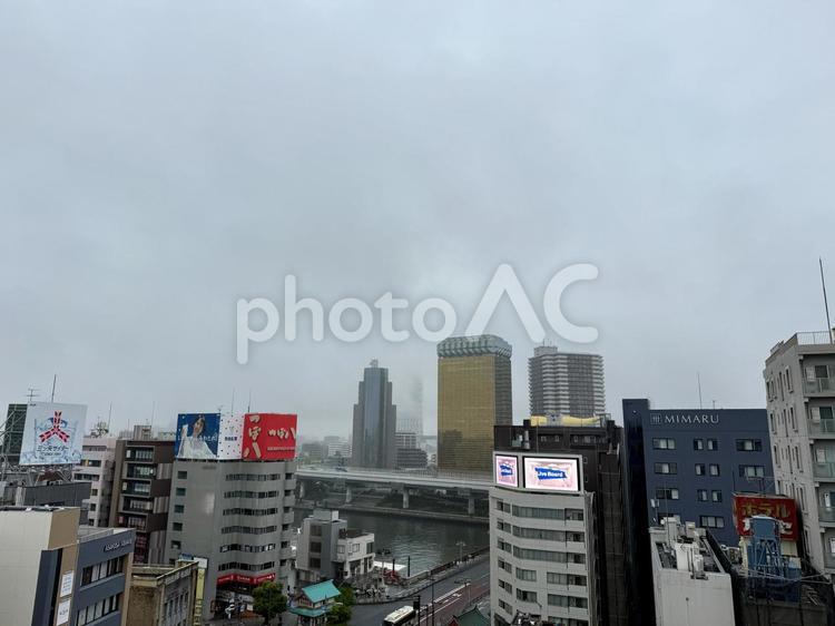 雨の日の浅草周辺の景色 隅田公園,浅草,鈍色の空の写真素材