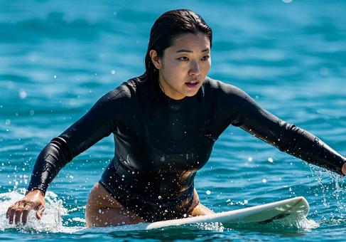 サーフィンをする女性 サーフィンをする女性の写真