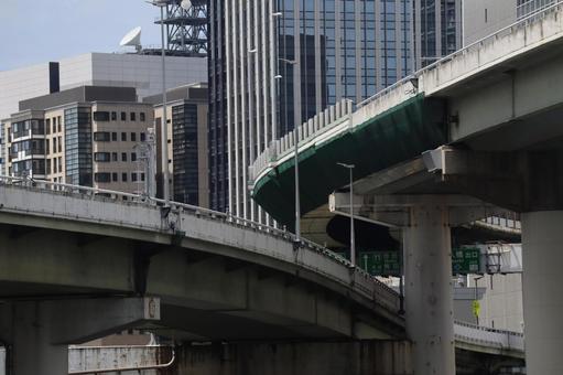 高速道路と高層ビルのある街並みの写真