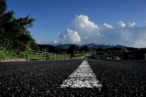 <素材>夏の街並みと空に浮かぶ入道雲 <素材>夏の街並みと空に浮かぶ入道雲の写真