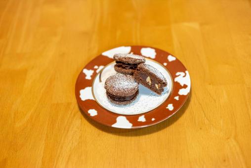 粉砂糖がけナッツ入りチョコサンド チョコレート,サンドクッキー,焼き菓子の写真素材