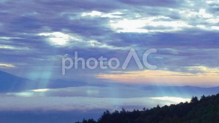 雲海に降りた天使の階段 雲海,天使の階段,自然の写真素材
