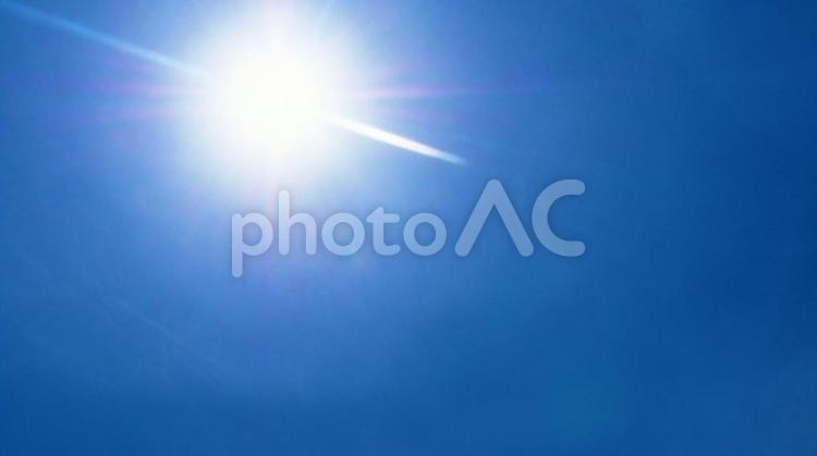 雲のない空に輝く太陽 青空,快晴,良い天気の写真素材