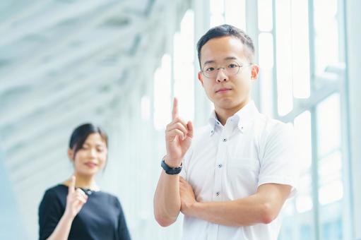 人差し指を立てるビジネスパーソン 人差し指を立てるビジネスパーソン ビジネス,男性,ナンバーワンの写真素材