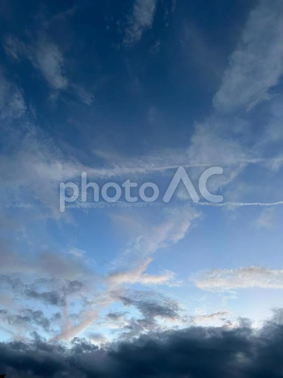 交差する飛行機雲　次の日は雨？ 晴天,空,霧雲の写真素材