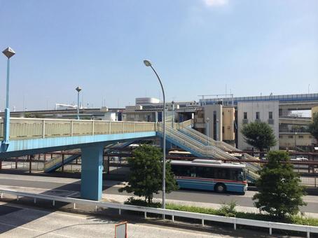 磯子駅前の歩道橋と駅舎、首都高湾岸線 磯子駅,駅前,歩道橋の写真素材
