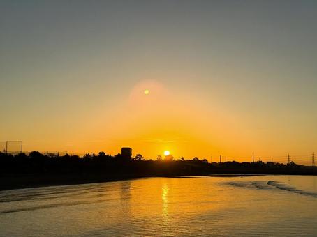 幻想的な夕焼けの海辺の景色 幻想的な夕焼けの海辺の景色 夕焼け,夕暮れ,夕日の写真素材