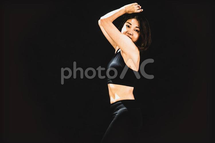 筋肉を鍛える女性（横顔） 背筋,筋肉,横顔の写真素材