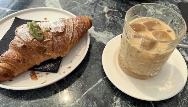 アイスラッテとクロワッサン アイスラッテとクロワッサン アイス,コーヒー,ラッテの写真素材