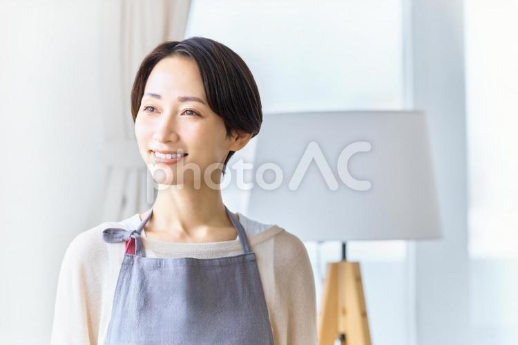 主婦　自宅　エプロン　女性 主婦,リビング,笑顔の写真素材