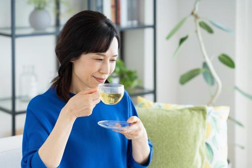 ハーブティーを飲むミドルの女性 ハーブティーを飲むミドルの女性の写真