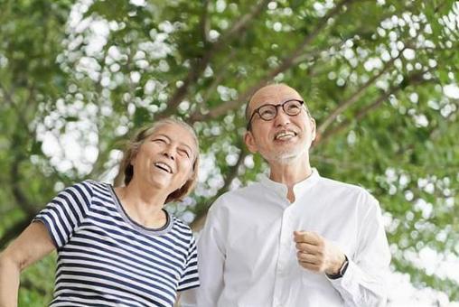 คู่สามีภรรยาสูงอายุเดินเล่นในสวนสาธารณะด้วยรอยยิ้ม, พลเมืองอาวุโส, สามีภรรยา, ใบหน้าที่ยิ้มแย้ม, JPG