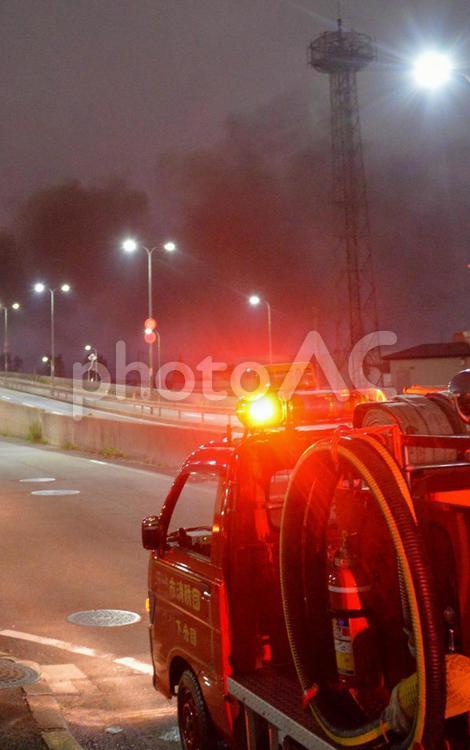 火災現場の消防車 火災,火事,消防車の写真素材