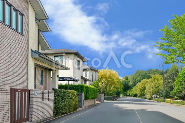 青空が映える陽当たりのいい明るい住宅街２ 戸建て,家,マイホームの写真素材