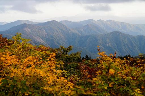 秋の奥羽山脈と栗駒山の紅葉 秋の奥羽山脈と栗駒山の紅葉 秋,紅葉,黄葉の写真素材