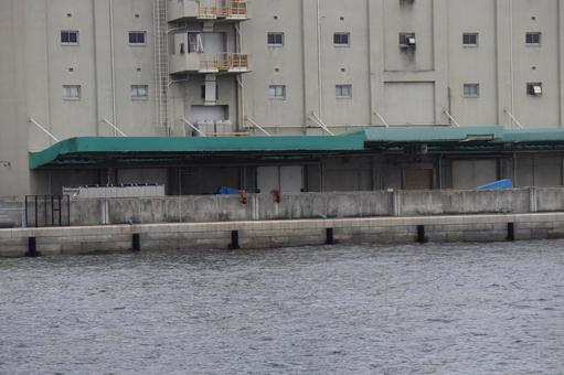 海と倉庫の建物のある風景の写真