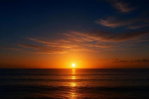 海に昇る朝日 海に昇る朝日の写真