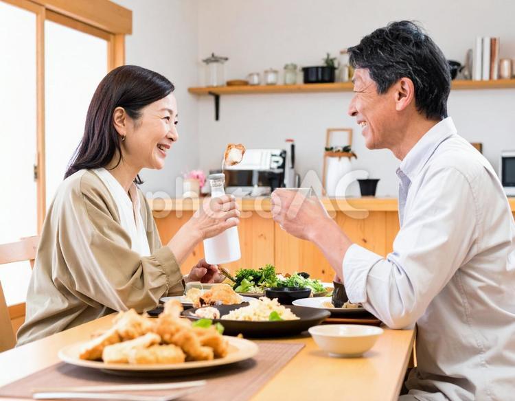 晩酌を楽しむ仲良しシニア夫婦 晩酌,家飲み,乾杯の写真素材