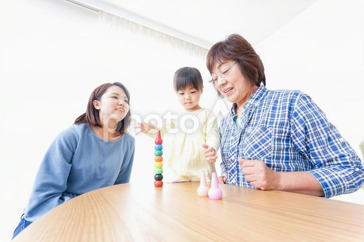 子供と遊ぶ幸せな家族イメージ 実家,話す,世代間の写真素材