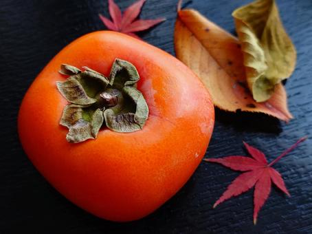 柿と落ち葉2 柿,落ち葉,もみじの写真素材